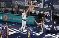 Kristaps Porzingis (#6) of the Dallas Mavericks